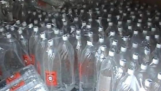 Contrabandă cu alcool contrafăcut sub un pod din Capitală. Foto: bzi.ro