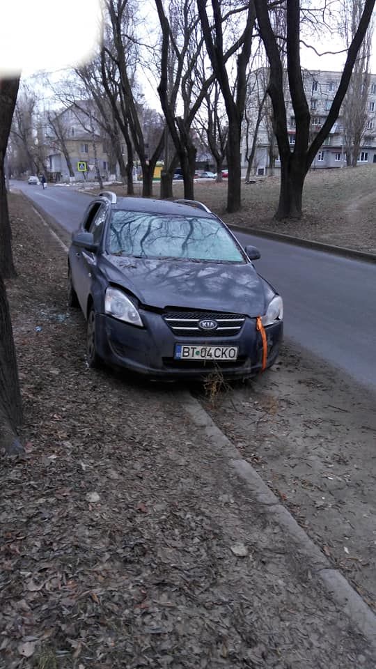 Автомобиль постепенно лишается некоторых элементов. На днях злоумышленники разбили боковое стекло.