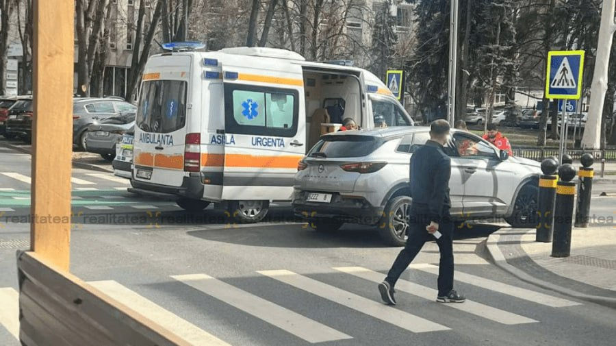 Accident în centrul Capitalei cu implicarea unei ambulanțe.