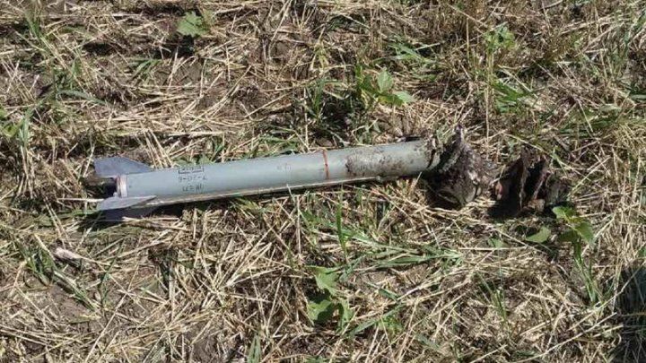 В Сынжерейском районе на поле нашли противоградовую ракету. Фото: publika.md.