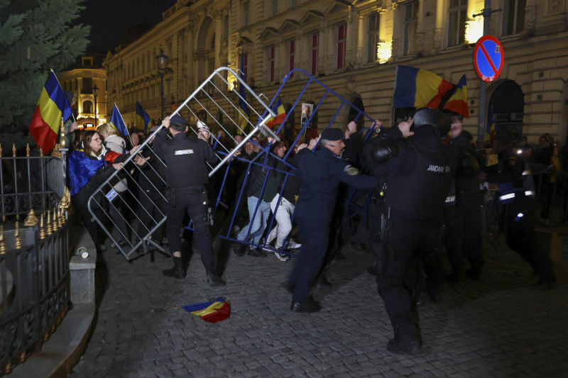 Protest la Comisia Electorală Centrală a României: Susținătorii lui Georgescu s-au luat la harță cu poliția.