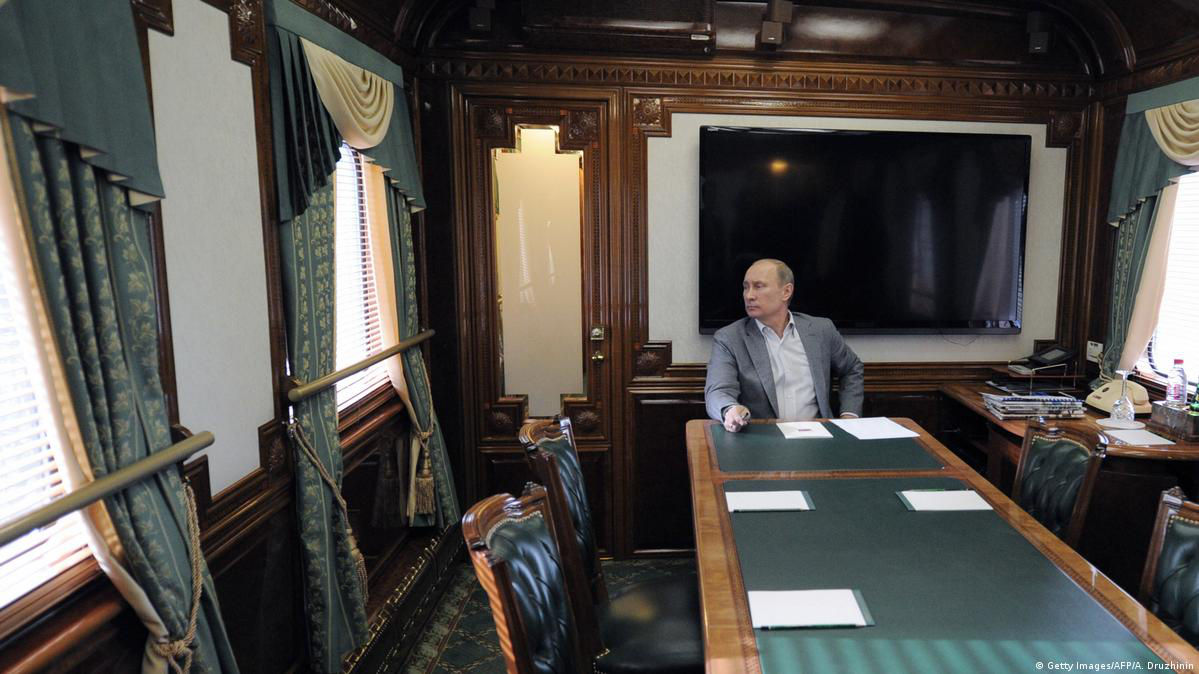 Путин пересел с самолетов на бронепоезд.