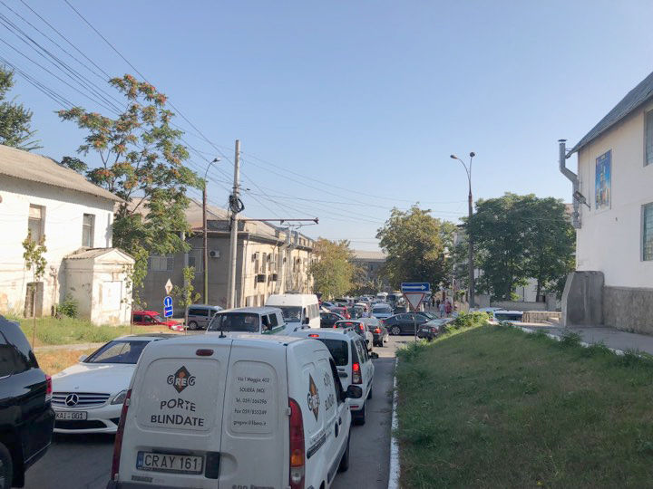Водителей, пересекающего эту зону, просят соблюдать временные дорожные знаки.   