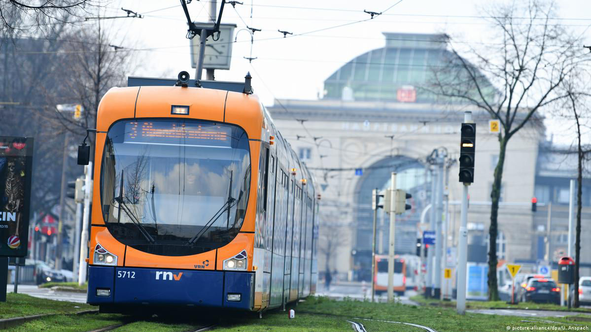 В ФРГ попросили сохранить дешевые билеты в общественном транспорте по €9 вместо «запрета на душ».