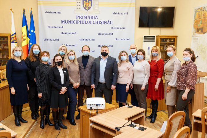 Чебан вручил награды школьникам, принявшим участие в творческом конкурсе.