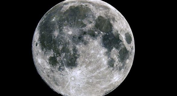 Viitorii exploratori ai Lunii ar putea într-o zi să-și potolească setea cu apă de pe satelitul Pământului. 