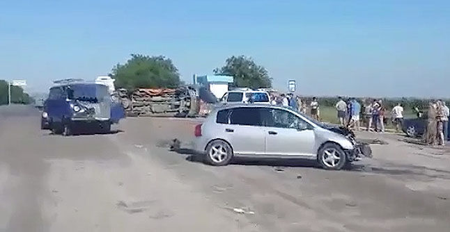 Одна из машин из-за аварии перевернулась.