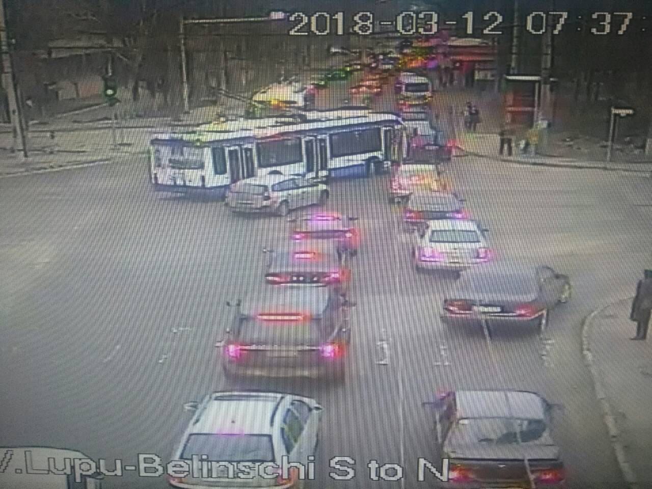НИП призывает водителей избегать движения по улицам с пробками.