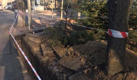 Clădirea Parlamentului, înconjurată de gard. Cât costă lucrările de construcţie