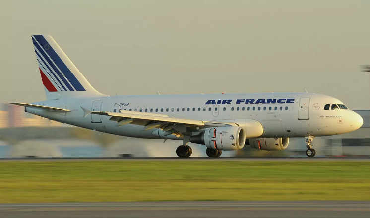Самолет Air France совершил экстренную посадку.