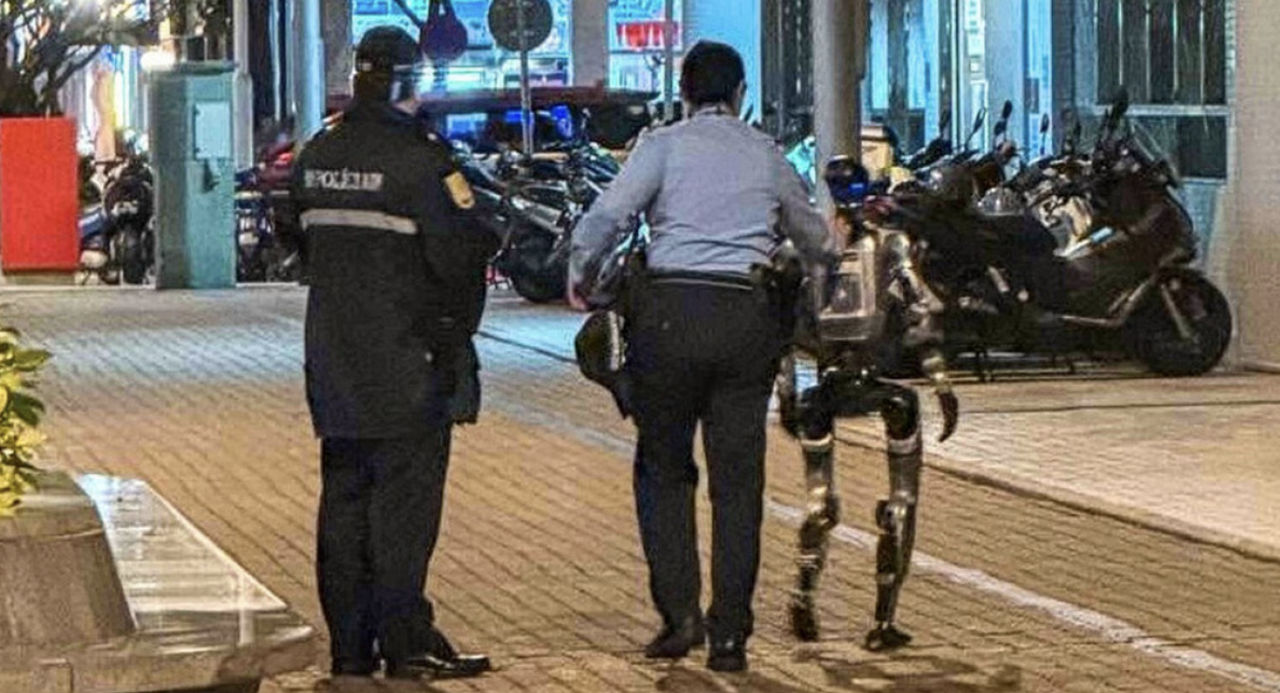 В Макао полицейские задержали робота, который приставал к прохожей.