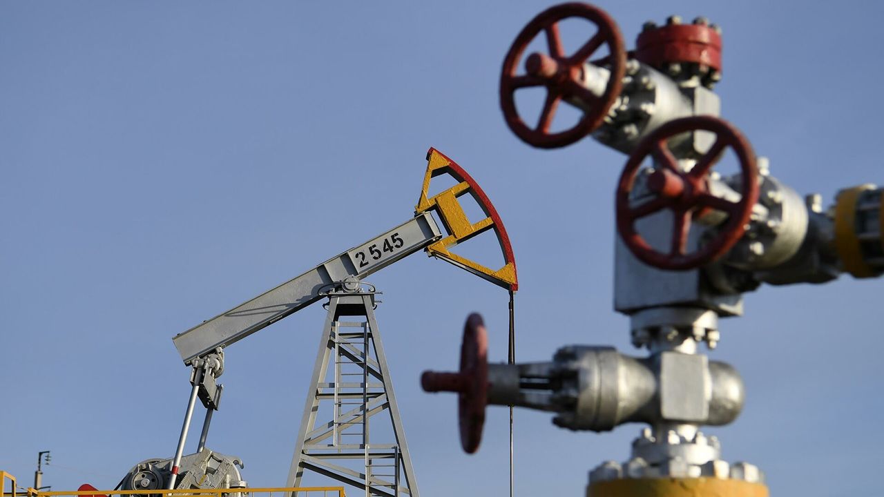 В Индии намерены выпустить пять миллионов баррелей нефти из резерва.