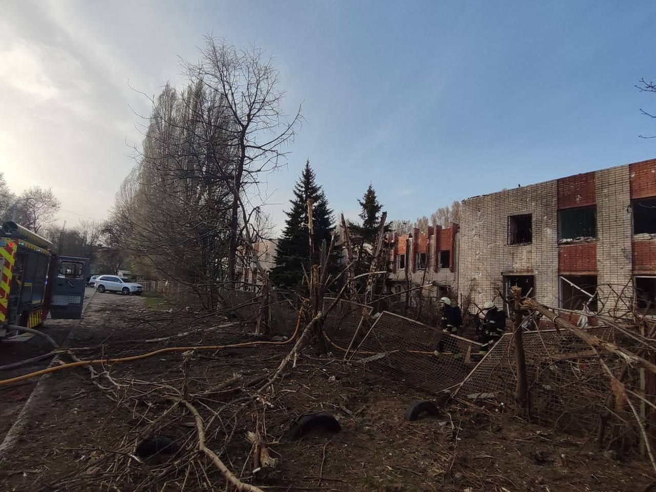 Днепр попал под ракетный обстрел: повреждены детский сад, колледж и предприятие.