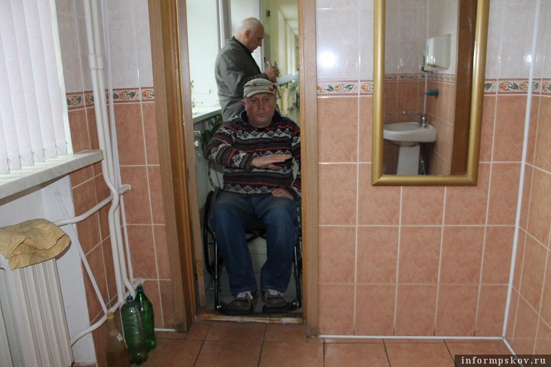 Дверь туалета в претуре Центр слишком узкая для человека, находящегося в инвалидном кресле. Фото символ: informpskov.ru.