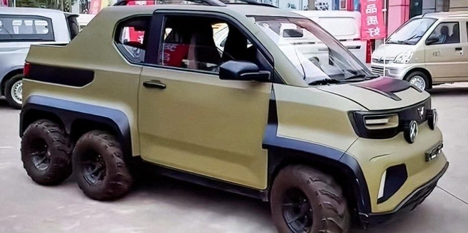 В Китае засняли невероятный шестиколесный электромобиль.