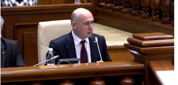 Guvernul Filip a fost votat de 57 de deputați. Foto: privesc.eu