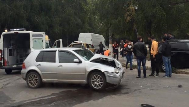 O tânără de 18 ani s-a ales cu traumatisme și a fost transportată la spital. Foto: facebook.md