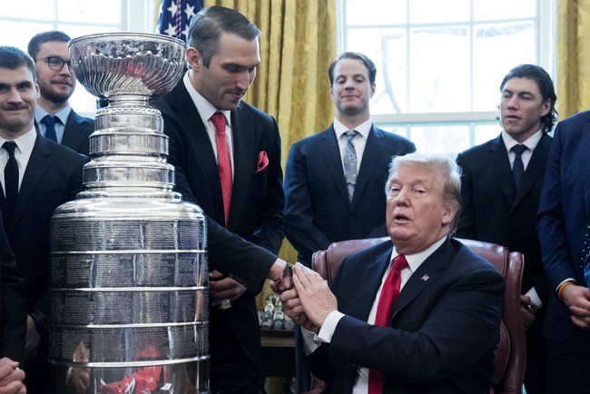 Овечкин пришел к Трампу и пообещал ему еще раз выиграть Кубок Стэнли.