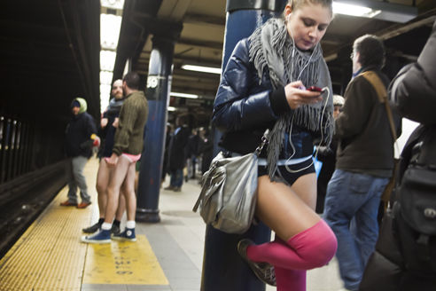 Sute de newyorkezi au sfidat frigul și au călătorit duminică cu metroul fără pantaloni.