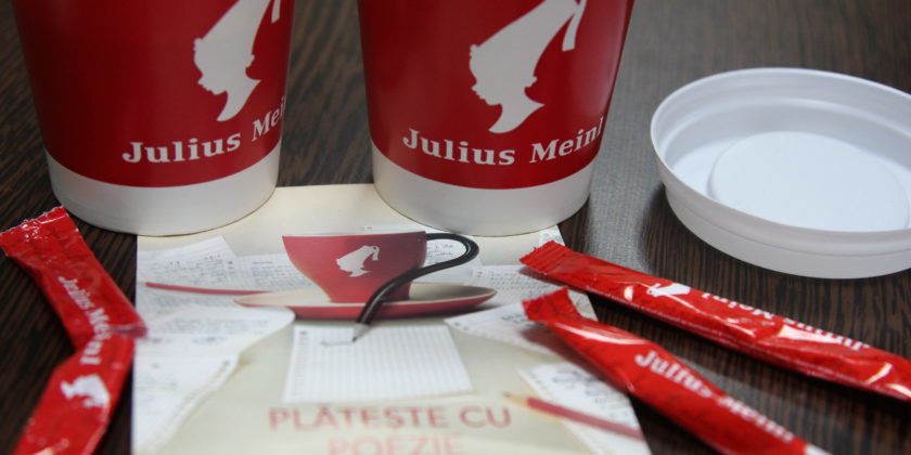 Astăzi, putem savura o cafea fiebinte în 25 de localuri din țară, în schimbul unei poezii. 