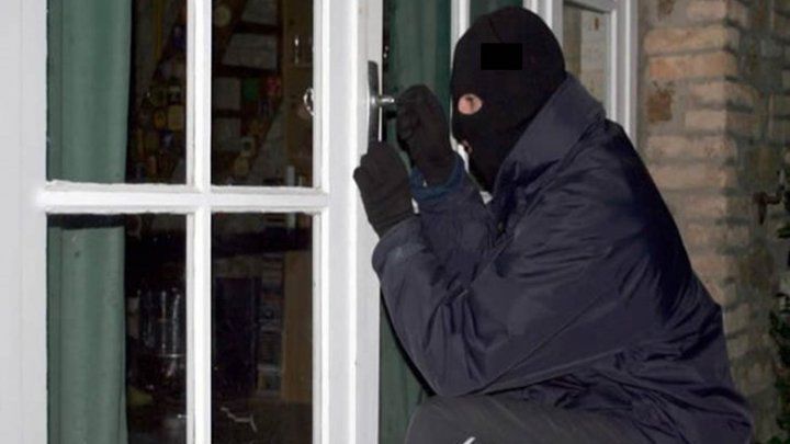 Trei ucraineni şi un moldovean au jefuit 5 locuinţe din Capitală.