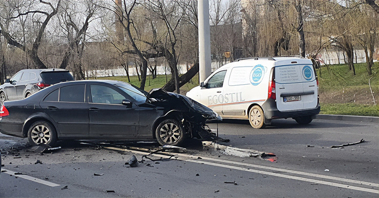 В Кишиневе при ДТП два автомобиля получили серьезные повреждения.