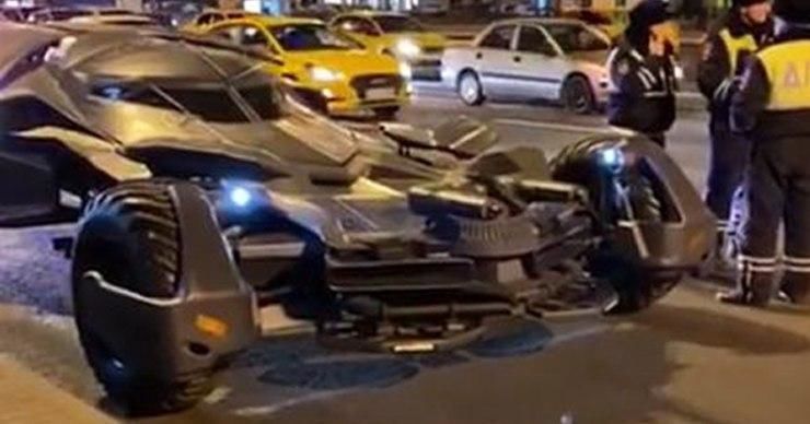 В Москве бэтмобиль отправили на штрафстоянку.