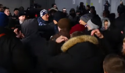 Массовая драка футбольных фанатов попала на видео.