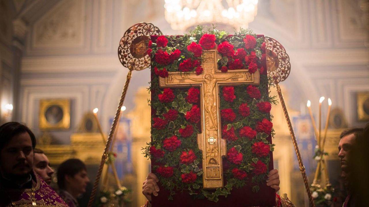 Православные отмечают один из 12 главных христианских праздников — Воздвижение Креста Господня.