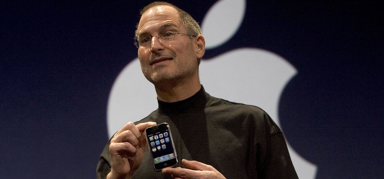 10 января 2007 года глава Apple Стив Джобс представил самый первый iPhone. 