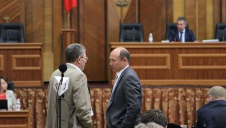 El a dat asigurări că această chestiune va fi abordată la primele ședințe ale Parlamentului.