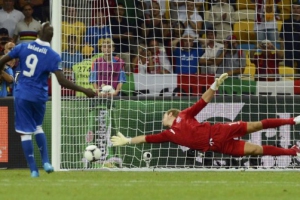 Italienii au abordat agresiv meciul, cu posesie bună, cu presing şi au ratat prima ocazie mare de gol în minutul 3