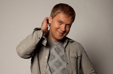 Актер и шоумен Сергей Светлаков появился на светском мероприятии в компании новой девушки Антонины Чеботаревой. 