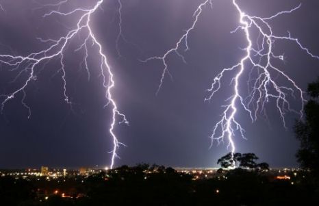 Fata a fost lovită mortal, de trăsnet, în timp ce mergea pe stradă.