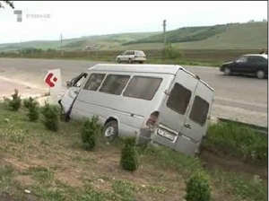 În microbuz se aflau cinci persoane, dintre care doi copii