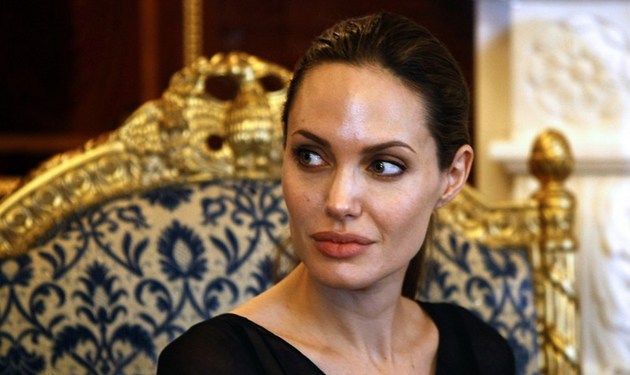 Angelina Jolie se confruntă din nou cu cancerul - mătuşa ei, Debbie Martin, care suferă de această maladie, este în comă şi a fost deconectată de la aparate.