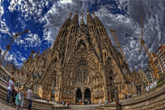 Antoni Placid Gaudí i Cornet s-a născut pe 25 iunie 1852, la Reus, în Catalonia, şi a devenit celebru pentru stilul său arhitectural unic. 