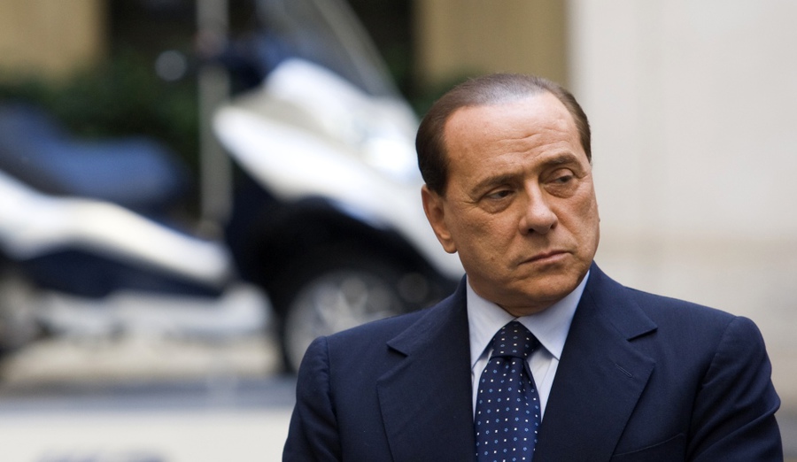 "Mi-au cerut să nu vorbesc în pieţe publice", a explicat Berlusconi.