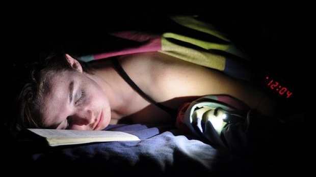 Adevarul este ca la o luminozitate scazuta, ochii tai se vor forta sa vada literele