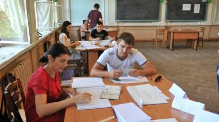 Русскоязычным выпускникам лицеев, желающим поступить на факультеты с обучением на государственном языке, в приеме документов отказывают.