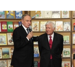 Тимофти сегодня вручил писателю Спиридону Вангели, которому исполнилось 80 лет, медаль "Михай Эминеску". 