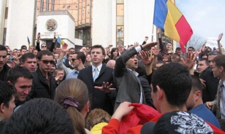 Киртоакэ в день беспорядков неоднократно появлялся на центральной площади.