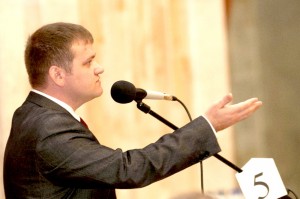  Biserica a devenit din nou motiv de ceartă în Parlament. Liberalii și comuniștii s-au acuzat astăzi reciproc de lipsă de credință și respect față de biserică.