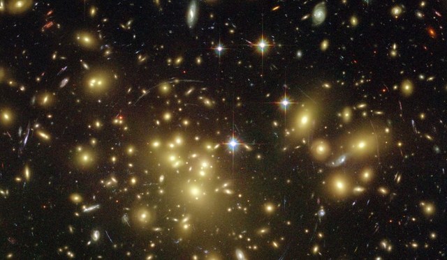 Experimentele care caută particulele WIMP se realizează, în general, în subteran, pentru a le izola de radiaţia cosmică de fond.