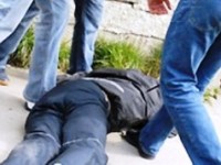 Potrivit organelor de drept, cei trei au pătruns în casa victimei, în vârstă de 45 de ani, prin acces liber, ușa fiind descuiată