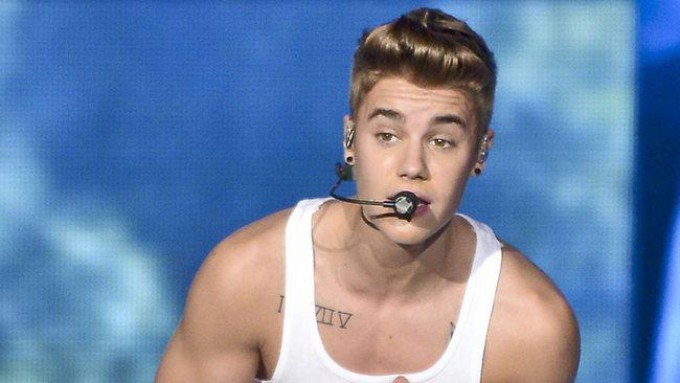  Justin Bieber este acuzat din nou ca ar fi lasat insarcinata o fana. Copilul starului s-ar fi nascut in 2010.