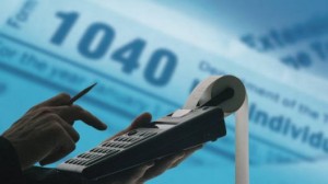 Menționăm, pentru comparație salariile funcționarilor sunt de zeci de ori mai mari față remunerarea lunară a unui angajat din economia națională.