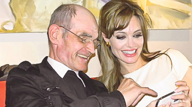 Artistul-gunoier a povestit că la expoziţiile sale din străinătate, a întâlnit-o pe Angelina Jolie, cu care a schimbat şi câteva vorbe. 