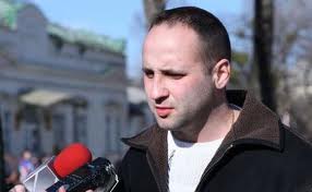 Primarul general, Dorin Chirtoacă a ieşit în faţa protestatarilor, declarînd că va examina solicitarea activiştilor. Foto: adevarul.ro