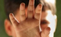 Potrivit medicului, părinţii l-au culcat pe copil pe cuptor, iar când acesta s-a trezit, s-a întins către mama sa şi a căzut pe plita încinsă.